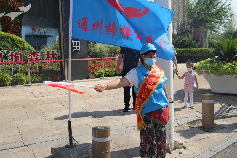 <strong>美女小穴被草</strong>